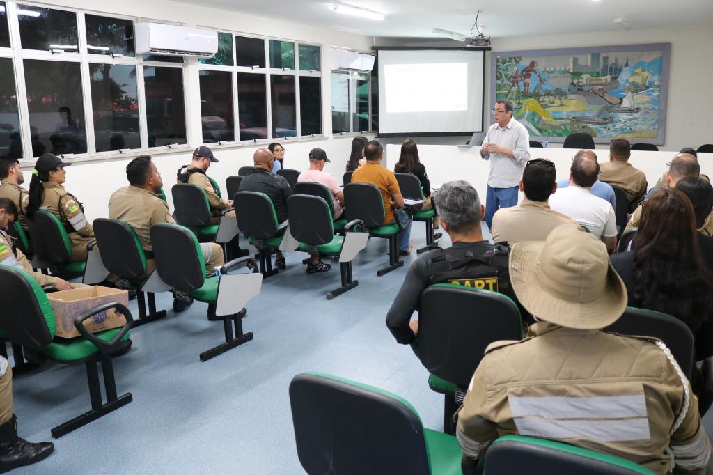 Diretoria de Trânsito da SMTT de Aracaju alinha estratégias de atuação com agentes de trânsito - SMTT Aracaju